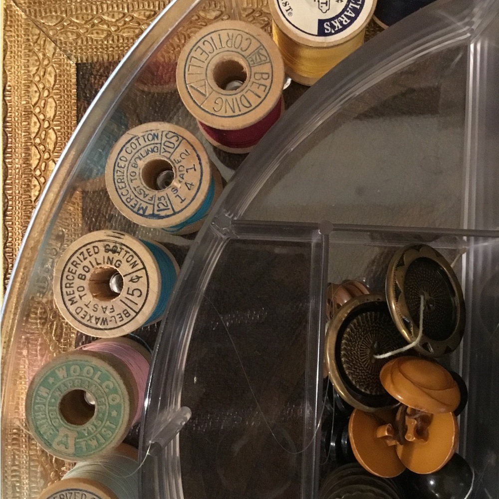 COPY - VTG Thread Sewing Storage Container - Picture 4 of 9